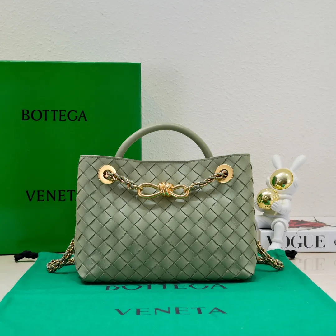 Batch 1960 BOTTEGA VENETA 2024 spring and summer new small ANDIAMO chain bag is also available! 🔥🔥I believe many friends have been waiting for a long time. The metallic chain adds a touch of sophistication to the original softness and elegance of Andiamo. The collision of classic craftsmanship and elegance creates a different kind of beauty. Style number: 6008 Size: 25*22*10.5cm